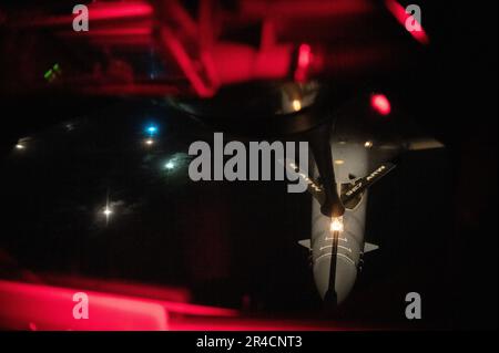 A ÉTATS-UNIS Le danseur B-1B de la Force aérienne affecté au 34th Escadron de bombardement expéditionnaire de la base aérienne d'Ellsworth, Dakota du Sud, reçoit du carburant d'un KC-135 Stratotanker affecté au 50th Escadron de ravitaillement aérien de la base aérienne MacDill, en Floride, lors d'une mission de la Force opérationnelle de bombardement au-dessus de l'océan Pacifique, le 17 février 2023. Avec nos alliés et nos partenaires, les États-Unis se consacrent au maintien d'une région de nations qui adhèrent à la primauté du droit international. L'ARS de 50th et l'ARS de 909th ont ravitaillé quatre lanciers B-1B au cours de cette mission du Groupe de travail sur les bombardiers, y compris ceux qui ont participé au Banque D'Images