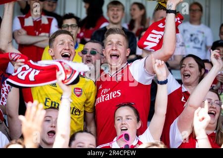 Fans d'Arsenal pendant le match Barclays FA Womens Super League entre Arsenal et Aston Villa à Meadow Park à Londres, en Angleterre. (Liam Asman/SPP) crédit: SPP Sport presse photo. /Alamy Live News Banque D'Images