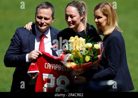 ROYAUME-UNI. 27th mai 2023. Liverpool, Angleterre, 27 mai 2023 : Megan Campbell (28 Liverpool) est honorée pour son temps à Liverpool avant le match de football de la Super League de football de FA Womens entre Liverpool et Manchester United au parc de Prenton à Liverpool, en Angleterre. (James Whitehead/SPP) crédit: SPP Sport Press photo. /Alamy Live News Banque D'Images