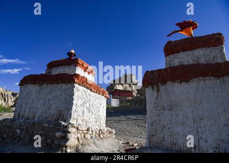 (230527) -- ZANDA, 27 mai 2023 (Xinhua) -- cette photo prise sur 26 mai 2023 montre le paysage des ruines du Royaume de Guge au crépuscule dans le comté de Zanda de la préfecture de Ngari, dans le sud-ouest de la Chine, la région autonome du Tibet. L'ancien Royaume de Guge a probablement été fondé au 10th siècle, mais il a été abandonné à la fin du 17th siècle. Seules les structures de boue et de roche restaient, abritant leurs reliques et peintures murales des éléments. Les ruines du Royaume de Guge font partie du premier groupe de reliques historiques placées sous la protection de l'État en Chine. Les vestiges du château principal du royaume sont aujourd'hui au sommet Banque D'Images