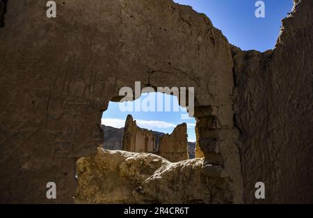 (230527) -- ZANDA, 27 mai 2023 (Xinhua) -- cette photo prise sur 26 mai 2023 montre le paysage des ruines du Royaume de Guge au crépuscule dans le comté de Zanda de la préfecture de Ngari, dans le sud-ouest de la Chine, la région autonome du Tibet. L'ancien Royaume de Guge a probablement été fondé au 10th siècle, mais il a été abandonné à la fin du 17th siècle. Seules les structures de boue et de roche restaient, abritant leurs reliques et peintures murales des éléments. Les ruines du Royaume de Guge font partie du premier groupe de reliques historiques placées sous la protection de l'État en Chine. Les vestiges du château principal du royaume sont aujourd'hui au sommet Banque D'Images