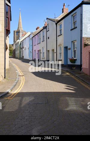 Rue étroite à Tenby, Pembrokeshire, West Wales Banque D'Images