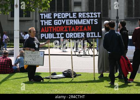 Londres, Royaume-Uni. 27th mai 2023. Ce n'est pas mon projet de loi qui s'oppose au projet de loi sur l'ordre public, mais il est temps de reprendre notre démocratie. Londres Standup, mettre fin à la discrimination contre les tziganes et les voyageurs, les réfugiés, abolir la monarchie, s'opposer au racisme, juste arrêter le pétrole, notre droit de protester, non à la police de l'État, vegan et moi soutenons la Palestine sur la place du Parlement. Crédit : voir Li/Picture Capital/Alamy Live News Banque D'Images