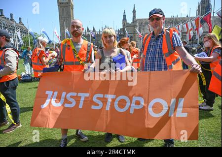 Londres, Royaume-Uni. 27th mai 2023. Rosa Hicks est une militante du pétrole qui vient de s'arrêter, ce n'est pas mon projet de loi qui s'oppose au projet de loi sur l'ordre public, il est temps de reprendre notre démocratie. Londres Standup, mettre fin à la discrimination contre les tziganes et les voyageurs, les réfugiés, abolir la monarchie, s'opposer au racisme, juste arrêter le pétrole, notre droit de protester, non à la police de l'État, vegan et moi soutenons la Palestine sur la place du Parlement. Crédit : voir Li/Picture Capital/Alamy Live News Banque D'Images