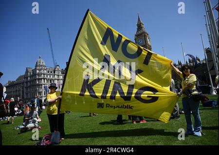 Londres, Royaume-Uni. 27th mai 2023. Ce n'est pas mon projet de loi qui s'oppose au projet de loi sur l'ordre public, mais il est temps de reprendre notre démocratie. Londres Standup, mettre fin à la discrimination contre les tziganes et les voyageurs, les réfugiés, abolir la monarchie, s'opposer au racisme, juste arrêter le pétrole, notre droit de protester, non à la police de l'État, vegan et moi soutenons la Palestine sur la place du Parlement. Crédit : voir Li/Picture Capital/Alamy Live News Banque D'Images