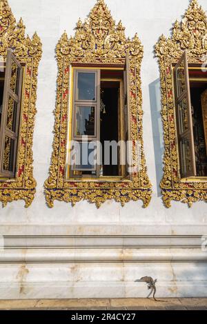 Wat Bowonniwetwiharn Ratchaworawiharn (Wat Bowonniwet Vihara) - le principal temple bouddhiste thaïlandais de Bangkok, Thaïlande. Ornements de fenêtre. Banque D'Images