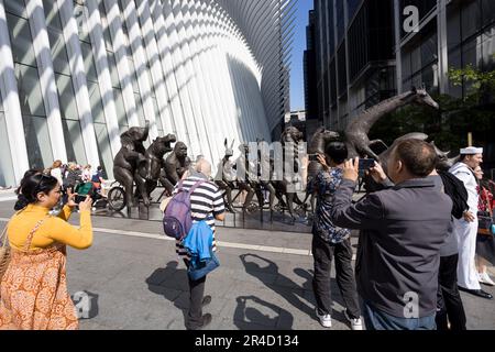 De grandes sculptures de divers animaux menacés par les artistes Gillie et Marc sont exposées sur le South Oculus Plaza du World Trade Center Campus à Lower Manhattan, dans la ville de New York. Collectivement intitulé « A Wild Li for Wildlife in New York ». 27 mai 2023 (photo: Vanessa Carvalho) crédit: Brésil photo presse/Alamy Live News Banque D'Images