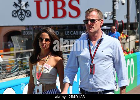 Monaco, Monte Carlo. 27th mai 2023. (De gauche à droite) : Carmen Montero Mundt avec Harry Soden (GBR) chauffeur Manager de George Russell (GBR) Mercedes AMG F1. 27.05.2023. Championnat du monde de Formule 1, Rd 7, Grand Prix de Monaco, Monte Carlo, Monaco, Jour de qualification. Le crédit photo doit être lu : images XPB/Press Association. Crédit : XPB Images Ltd/Alamy Live News Banque D'Images