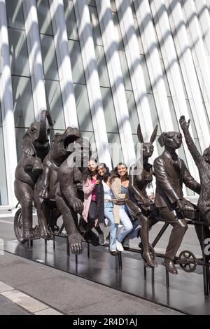 De grandes sculptures de divers animaux menacés par les artistes Gillie et Marc sont exposées sur le South Oculus Plaza du World Trade Center Campus à Lower Manhattan, dans la ville de New York. Collectivement intitulé « A Wild Li for Wildlife in New York ». 27 mai 2023 (photo: Vanessa Carvalho) crédit: Brésil photo presse/Alamy Live News Banque D'Images