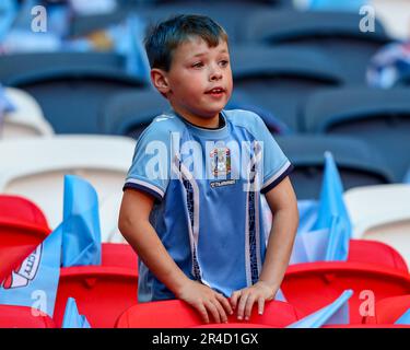 Un jeune fan de Coventry arrive au stade de Wembley en amont du championnat Sky Bet finale du match Coventry City vs Luton Town au stade de Wembley, Londres, Royaume-Uni, 27th mai 2023 (photo de Gareth Evans/News Images) Banque D'Images