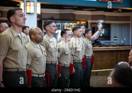 ÉTATS-UNIS Marines et l'équipe extrême-Orient présentent le Trophée de l'équipe de fusiliers interdivisions 2023 lors de la cérémonie de remise des prix des Championnats du corps des Marines sur la base du corps des Marines, Quantico, Virginie, 4 avril 2023. Le trophée Inter-Division Rifle Team est décerné à l'équipe qui a obtenu les meilleurs scores de carabine globale du match de l'équipe de carabine. Le trophée est dédié à la mémoire de ces Marines qui jouent un rôle dans la poursuite des matchs de carabine, qui ont donné leur vie pendant la Seconde Guerre mondiale Banque D'Images