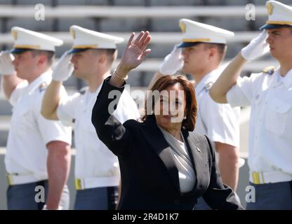 West point, États-Unis. 27th mai 2023. Le vice-président des États-Unis, Kamala Harris, arrive pour prendre la parole à la cérémonie de remise des diplômes de West point, au stade Michie, à l'Académie militaire des États-Unis, à West point, New York, samedi, à 27 mai 2023. Photo de John Angelillo/UPI crédit: UPI/Alay Live News Banque D'Images