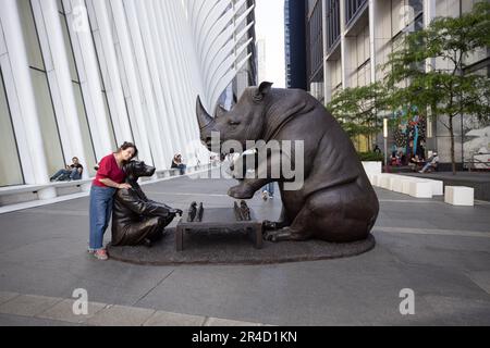 De grandes sculptures de divers animaux menacés par les artistes Gillie et Marc sont exposées sur le South Oculus Plaza du World Trade Center Campus à Lower Manhattan, dans la ville de New York. Collectivement intitulé « A Wild Li for Wildlife in New York ». 27 mai 2023 (photo: Vanessa Carvalho) crédit: Brésil photo presse/Alamy Live News Banque D'Images