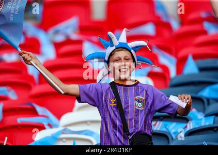 Un jeune fan de Coventry arrive au stade de Wembley en amont du championnat Sky Bet finale du match Coventry City vs Luton Town au stade de Wembley, Londres, Royaume-Uni, 27th mai 2023 (photo de Gareth Evans/News Images) Banque D'Images