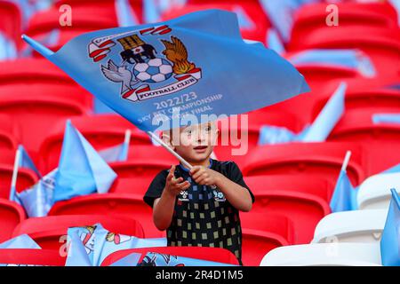 Un jeune fan de Coventry arrive au stade de Wembley en amont du championnat Sky Bet finale du match Coventry City vs Luton Town au stade de Wembley, Londres, Royaume-Uni, 27th mai 2023 (photo de Gareth Evans/News Images) Banque D'Images