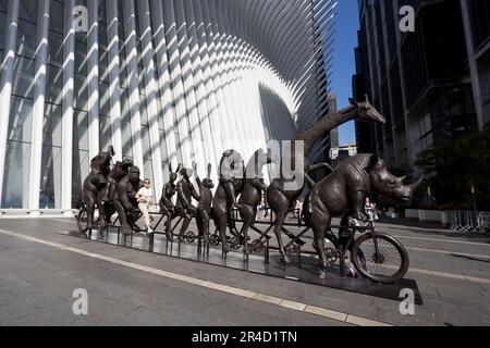 De grandes sculptures de divers animaux menacés par les artistes Gillie et Marc sont exposées sur le South Oculus Plaza du World Trade Center Campus à Lower Manhattan, dans la ville de New York. Collectivement intitulé « A Wild Li for Wildlife in New York ». 27 mai 2023 (photo: Vanessa Carvalho) crédit: Brésil photo presse/Alamy Live News Banque D'Images