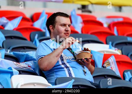 Londres, Royaume-Uni. 24th mai 2023. Arrivée d'un fan de Coventry au stade Wembley en amont du championnat Sky Bet finale du match Coventry City vs Luton Town au stade Wembley, Londres, Royaume-Uni, 27th mai 2023 (photo de Gareth Evans/News Images) à Londres, Royaume-Uni le 5/24/2023. (Photo de Gareth Evans/News Images/Sipa USA) Credit: SIPA USA/Alay Live News Banque D'Images