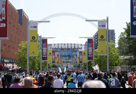 Londres, Royaume-Uni. 27th mai 2023. Les fans descendent sur Wembley Way avant le match final de Coventry City et Luton Town au stade Wembley, Londres, Royaume-Uni, le 26th mai 2023. Crédit : Paul Marriott/Alay Live News Banque D'Images