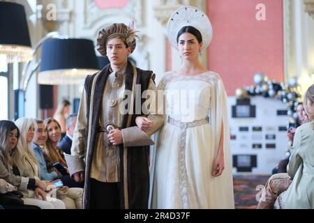 Madrid, Espagne. 27th mai 2023. Des modèles marchent sur la piste portant des créations de Carmen Andueza lors de la tournée espagnole (Pasarela Española) Fashion week Madrid 2023 au Gran Casino de Madrid. Crédit : SOPA Images Limited/Alamy Live News Banque D'Images