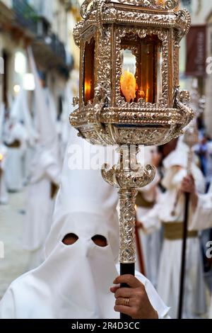 Andalousie Espagne. Procession au Semana Santa (semaine Sainte) à Malaga. La cagoule pointue caractéristique (capirotes) portée par les pénitents Banque D'Images