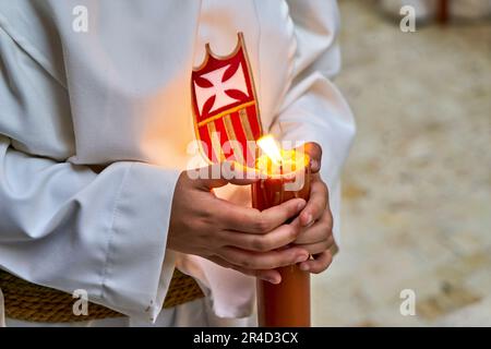 Andalousie Espagne. Procession au Semana Santa (semaine Sainte) à Malaga. La bougie Banque D'Images