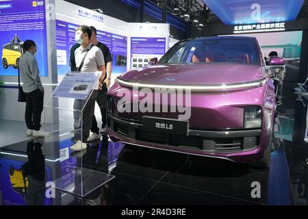 Pékin, Chine. 27th mai 2023. Cette photo prise sur 27 mai 2023 montre un nouveau véhicule énergétique exposé dans la zone d'exposition du Forum de Zhongguancun à Pékin, capitale de la Chine. Les nouveaux véhicules énergétiques et les produits pertinents sont à l'honneur lors du Forum Zhongguancun (Forum ZGC) de cette année. Crédit: REN Chao/Xinhua/Alay Live News Banque D'Images