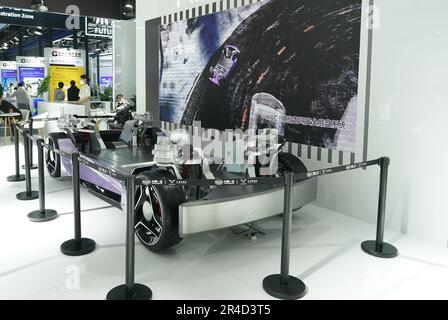 Pékin, Chine. 27th mai 2023. Cette photo prise sur 27 mai 2023 montre le HQ Modular Electric (HME) dans la zone d'exposition du Forum de Zhongguancun à Pékin, capitale de la Chine. Les nouveaux véhicules énergétiques et les produits pertinents sont à l'honneur lors du Forum Zhongguancun (Forum ZGC) de cette année. Crédit: REN Chao/Xinhua/Alay Live News Banque D'Images