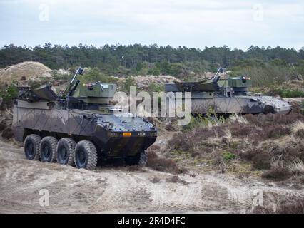 Les soldats danois affectés au bataillon d'artillerie 1st effectuent des opérations de tir en direct à l'aide d'un Piranha V avec le CARDOM 10 (système de mortier de récupération 120mm) pendant l'exercice Dynamic Front 23 à Oksbol, Danemark, 28 mars 2023. L'exercice Dynamic Front 23 est un L'armée européenne et l'Afrique dirigée, 56th le commandement de l'Artillerie dirigé, exercice multinational conçu pour améliorer la capacité des pays alliés et partenaires d'exécuter des feux multi-échelon, et de tester l'interopérabilité des systèmes de feux tactiques et de théâtre dans un environnement vivant. Banque D'Images