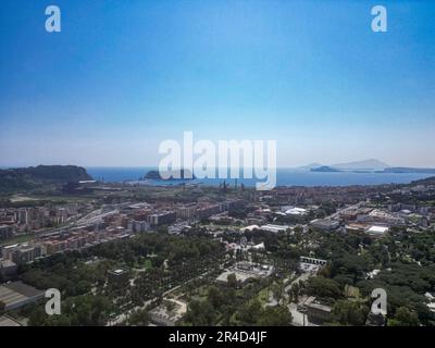 Naples, Naples, ITALIE. 27th mai 2023. 27/05/2023 Naples, vues panoramiques depuis le dessus de divers secteurs de Naples.dans la photo: Vue du Vésuve avec Campi Flegrei, Bagnoli et l'îlot de Nisida (Credit image: © Fabio Sasso/ZUMA Press Wire) USAGE ÉDITORIAL SEULEMENT! Non destiné À un usage commercial ! Banque D'Images