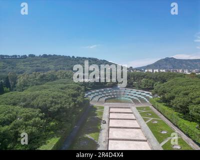 Naples, Naples, ITALIE. 27th mai 2023. 27/05/2023 Naples, vues panoramiques depuis le dessus de divers secteurs de Naples.dans la photo: Vue du Vésuve avec Campi Flegrei, Bagnoli et l'îlot de Nisida (Credit image: © Fabio Sasso/ZUMA Press Wire) USAGE ÉDITORIAL SEULEMENT! Non destiné À un usage commercial ! Banque D'Images