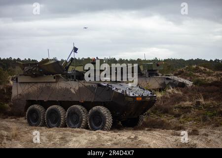 Les soldats danois affectés au bataillon d'artillerie 1st effectuent des opérations de tir en direct à l'aide d'un Piranha V avec le CARDOM 10 (système de mortier de récupération 120mm) pendant l'exercice Dynamic Front 23 à Oksbol, Danemark, 28 mars 2023. L'exercice Dynamic Front 23 est un L'armée européenne et l'Afrique dirigée, 56th le commandement de l'Artillerie dirigé, exercice multinational conçu pour améliorer la capacité des pays alliés et partenaires d'exécuter des feux multi-échelon, et de tester l'interopérabilité des systèmes de feux tactiques et de théâtre dans un environnement vivant. Banque D'Images