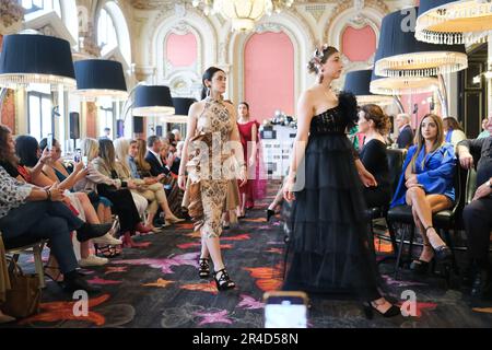 Madrid, Espagne. 27th mai 2023. Des modèles marchent sur la piste portant des créations de l'atelier Rossado lors de la tournée espagnole (Pasarela Española) Fashion week Madrid 2023 au Gran Casino de Madrid. (Photo par Atilano Garcia/SOPA Images/Sipa USA) crédit: SIPA USA/Alay Live News Banque D'Images