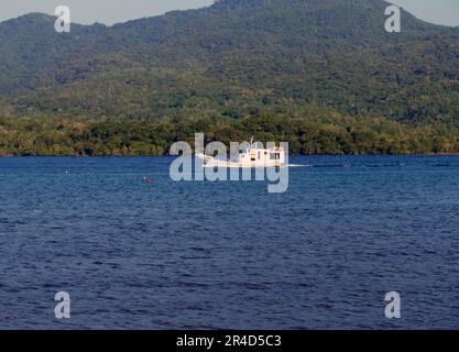 Maumere, Indonésie-23 mai 2023 : un ferry inter-insulaire en Indonésie navigue du port de Larantuka au port de Maumere. Banque D'Images