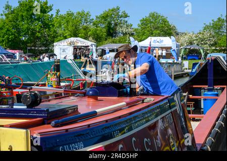 Le soleil éclatant a accueilli la foule lors du Crick Boat Show qui a lieu pendant le week-end des vacances en banque, près du Grand Union Canal dans le Northamptonshire. Banque D'Images