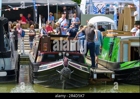 Le soleil éclatant a accueilli la foule lors du Crick Boat Show qui a lieu pendant le week-end des vacances en banque, près du Grand Union Canal dans le Northamptonshire. Banque D'Images