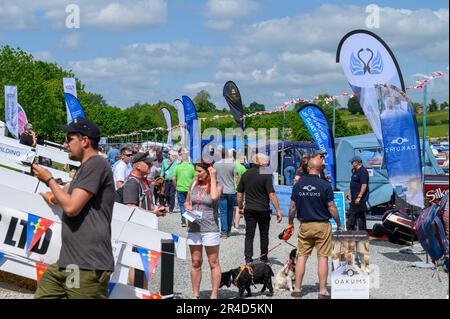 Le soleil éclatant a accueilli la foule lors du Crick Boat Show qui a lieu pendant le week-end des vacances en banque, près du Grand Union Canal dans le Northamptonshire. Banque D'Images