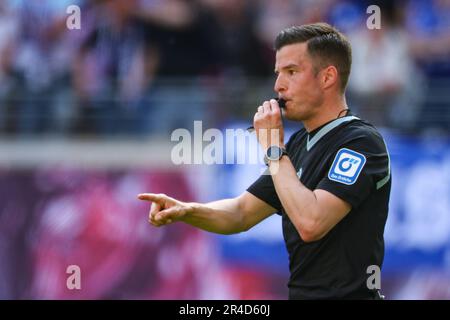 Leipzig, Allemagne. 27th mai 2023. Football: Bundesliga, Matchday 34, RB Leipzig - FC Schalke 04 à la Red Bull Arena. L'arbitre Harm Osmers siffle. Crédit : Jan Woitas/dpa - REMARQUE IMPORTANTE : Conformément aux exigences de la DFL Deutsche Fußball Liga et de la DFB Deutscher Fußball-Bund, il est interdit d'utiliser ou d'avoir utilisé des photos prises dans le stade et/ou du match sous forme de séquences et/ou de séries de photos de type vidéo./dpa/Alay Live News Banque D'Images