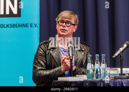 L'écrivain Jaroslav Rudiš, lisant son livre 'le dernier voyage de Winterberg' - 'Winterbergs letzte Reise' Banque D'Images