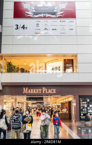 Intérieur du terminal 1 de l'aéroport de Haneda avec l'entrée de la zone Market place contenant des magasins et des restaurants de la zone de départ nationale. Banque D'Images