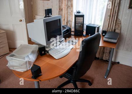 Configuration typique d'un ordinateur domestique vers 2005. Table/bureau incurvé avec grand moniteur, imprimante, scanner, tour d'ordinateur, scanner et clavier. Banque D'Images