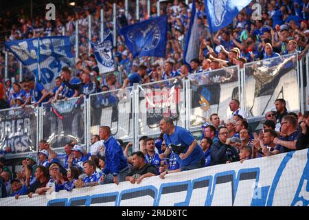 Leipzig, Allemagne. 27th mai 2023. Football: Bundesliga, Matchday 34, RB Leipzig - FC Schalke 04 à la Red Bull Arena. Les fans de Schalke ont un nouvel espoir. Crédit : Jan Woitas/dpa - REMARQUE IMPORTANTE : Conformément aux exigences de la DFL Deutsche Fußball Liga et de la DFB Deutscher Fußball-Bund, il est interdit d'utiliser ou d'avoir utilisé des photos prises dans le stade et/ou du match sous forme de séquences et/ou de séries de photos de type vidéo./dpa/Alay Live News Banque D'Images