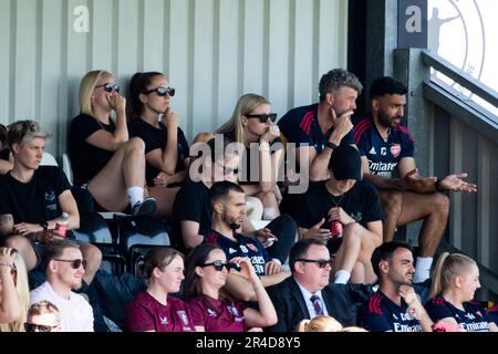 Des joueurs d'Arsenal blessés, dont Beth Mead, Vivianne Miedema, Kim Little et Leah Williamson, observent le match de la Barclays FA Womens Super League entre Arsenal et Aston Villa à Meadow Park à Londres, en Angleterre. (Liam Asman/SPP) crédit: SPP Sport presse photo. /Alamy Live News Banque D'Images