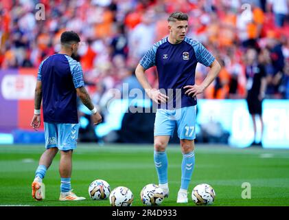 Viktor Gyokeres, de Coventry City (à droite), se réchauffe avant la finale du championnat Sky Bet au stade Wembley, à Londres. Date de la photo: Samedi 27 mai 2023. Banque D'Images