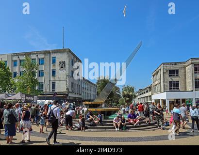 Les visiteurs et les habitants de la région se reposent autour du cadran solaire à côté de la Piazza at Plymouth Annual Flavor Fest à Armada Way le week-end des fêtes de mai Bank. Un peu de repos Banque D'Images