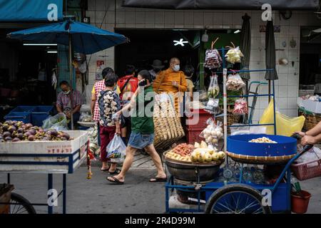 Les passants et les vendeurs de rue sont vus à l'une des entrées du marché aux fleurs de Bangkok (Pak Khlong Talat). Marché aux fleurs de Bangkok (Pak Khlong Talad) le plus grand marché aux fleurs en gros de Thaïlande, ouvert 24 heures sur 24, 7 jours sur 7, qui jouxte un marché aux légumes frais, aux fruits et aux herbes, situé sur la route Chak Phet, près du pont commémoratif (Saphan Phut) dans la vieille ville historique. Banque D'Images