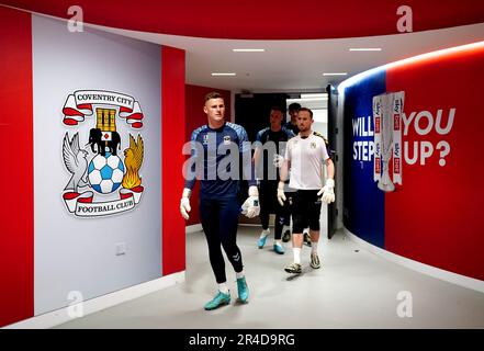 Ben Wilson, gardien de but de Coventry City, s'échauffe avant la finale du championnat Sky Bet au stade Wembley, à Londres. Date de la photo: Samedi 27 mai 2023. Banque D'Images