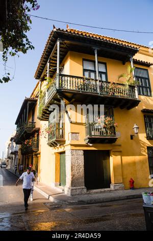 Des hommes marchent dans la rue dans la vieille ville de Cartagena Colombie Banque D'Images