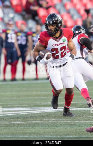 Ottawa, Canada. 26th mai 2023. Ottawa RedBlacks en arrière Jackson Bennett (22) court avec le ballon pendant le match de pré-saison de la CFL entre les Alouettes de Montréal et les RedBlacks d'Ottawa qui se tient au stade TD place, à Ottawa, au Canada. Daniel Lea/CSM(Credit image: © Daniel Lea/Cal Sport Media). Crédit : csm/Alay Live News Banque D'Images