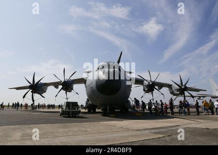 Steenokkerzeel, Belgique. 27th mai 2023. Les gens visitent un avion de transport Airbus A400M pendant une journée portes ouvertes à la base aérienne de Melsbroek à Steenokkerzeel, Belgique, 27 mai 2023. L'aile 15th du transport aérien de la Force aérienne belge et la Direction de l'appui aérien (DAFA) célèbrent leurs 75th et 30th ans avec des activités publiques de deux jours sur 27 mai et 28. Credit: Zheng Huansong/Xinhua/Alay Live News Banque D'Images