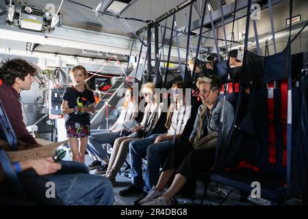 Steenokkerzeel, Belgique. 27th mai 2023. Les gens visitent un avion de transport Airbus A400M pendant une journée portes ouvertes à la base aérienne de Melsbroek à Steenokkerzeel, Belgique, 27 mai 2023. L'aile 15th du transport aérien de la Force aérienne belge et la Direction de l'appui aérien (DAFA) célèbrent leurs 75th et 30th ans avec des activités publiques de deux jours sur 27 mai et 28. Credit: Zheng Huansong/Xinhua/Alay Live News Banque D'Images